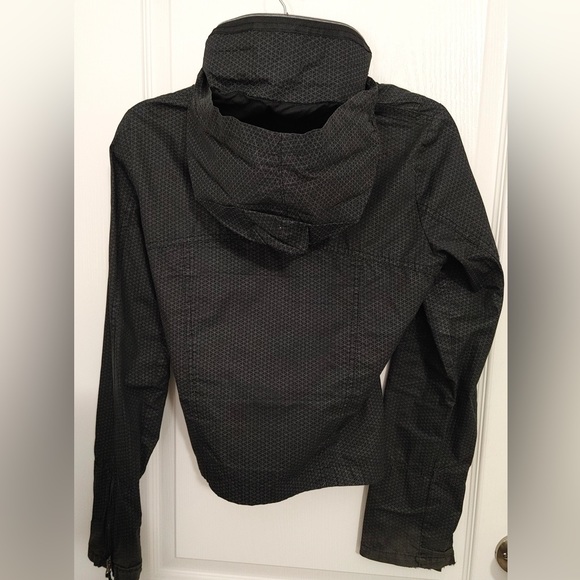 Lightweight Bench Jacket with Hidable Hood - Picture 4 of 6